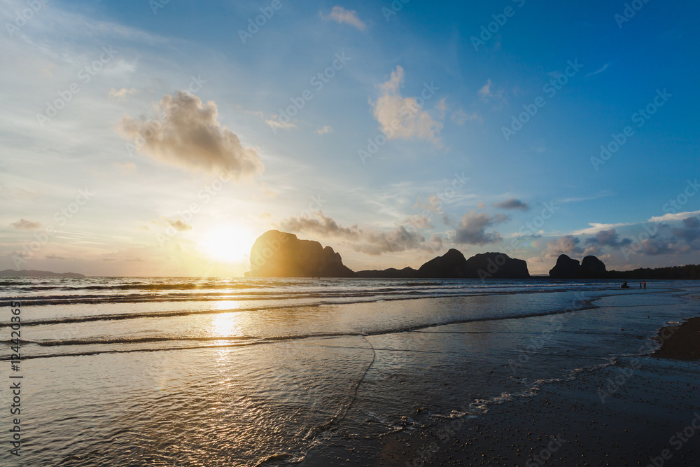Obraz premium Beautiful Sunset at Pak Meng Beach