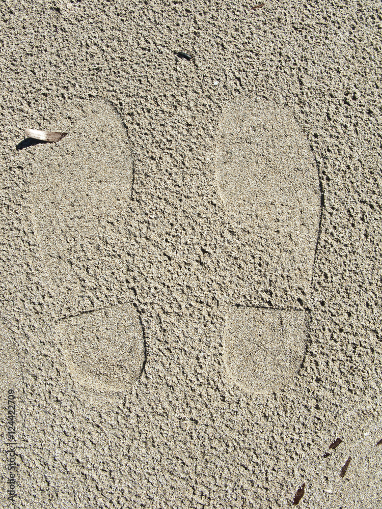 impronte di scarpe sulla sabbia Stock Photo | Adobe Stock