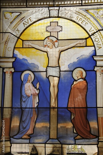 Christ sur la croix, vitrail d'un caveau du Cimetière de Passy à Paris