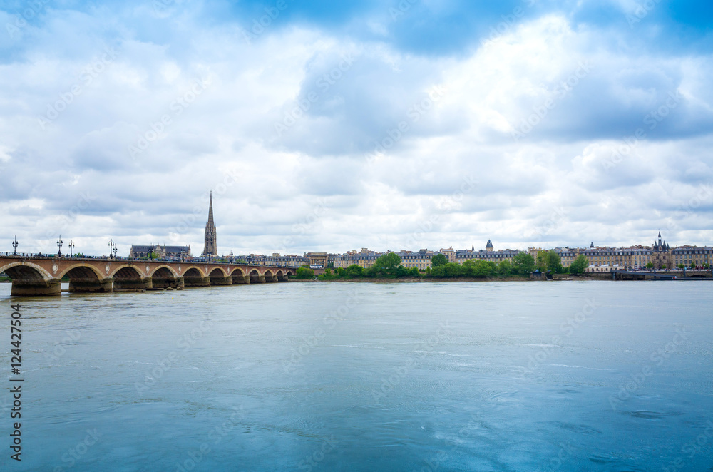 Fototapeta premium Old stony bridge in Bordeaux, France Europe