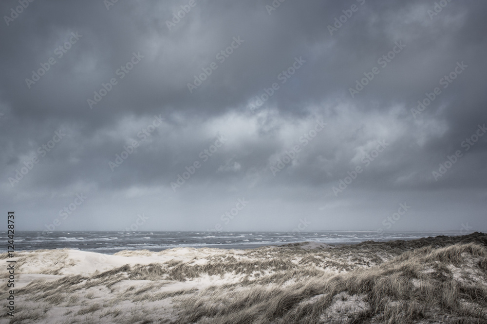 Sturm Tag an der Nordsee mit Aussicht von den Dünen aufs Meer und Strand
