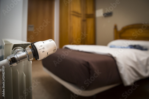 Fotografie thermostat of a heating radiator in a bedroom