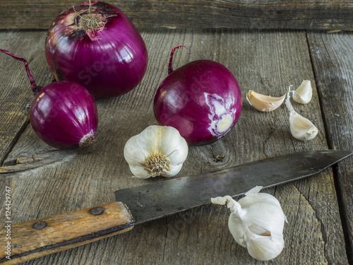 raw red onion and garlick