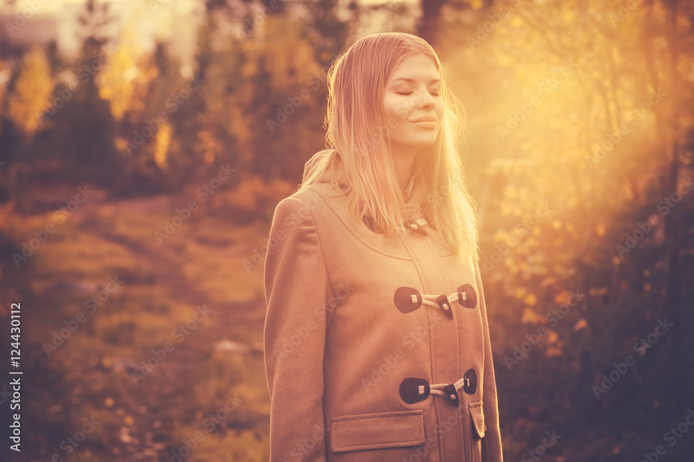 Φωτογραφία Young Woman happy smiling harmony with nature sun light outdoor Lifestyle Travel