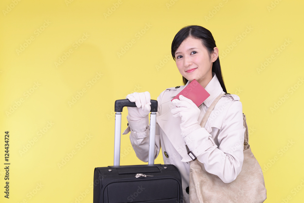 旅行を楽しむ女性