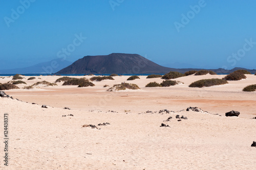 Fuerteventura, Isole Canarie: Grande Playas beach, una delle spiagge più famose per il surf e il kitesurf, con vista sull'isolotto di Lobos il 31 agosto 2016 