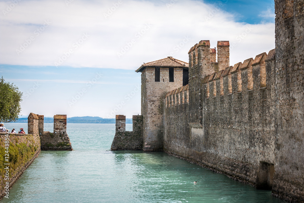 Sirmione remparts du château de Scaligera sur le lac de Garde Italie