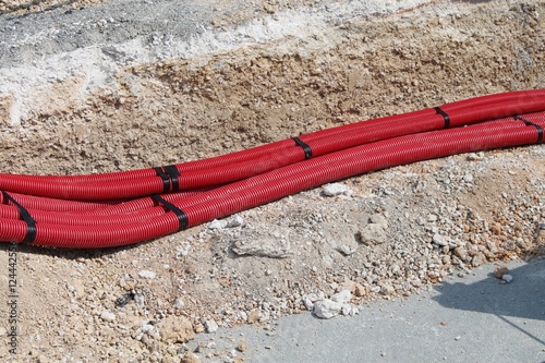 Gaines de câbles électriques dans une tranchée