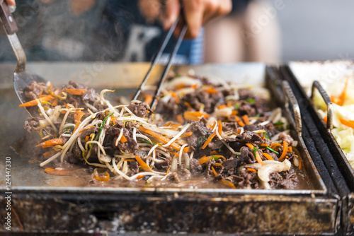 Canvas Print Asian street food - people cooking some food in Seoul - South Korea
