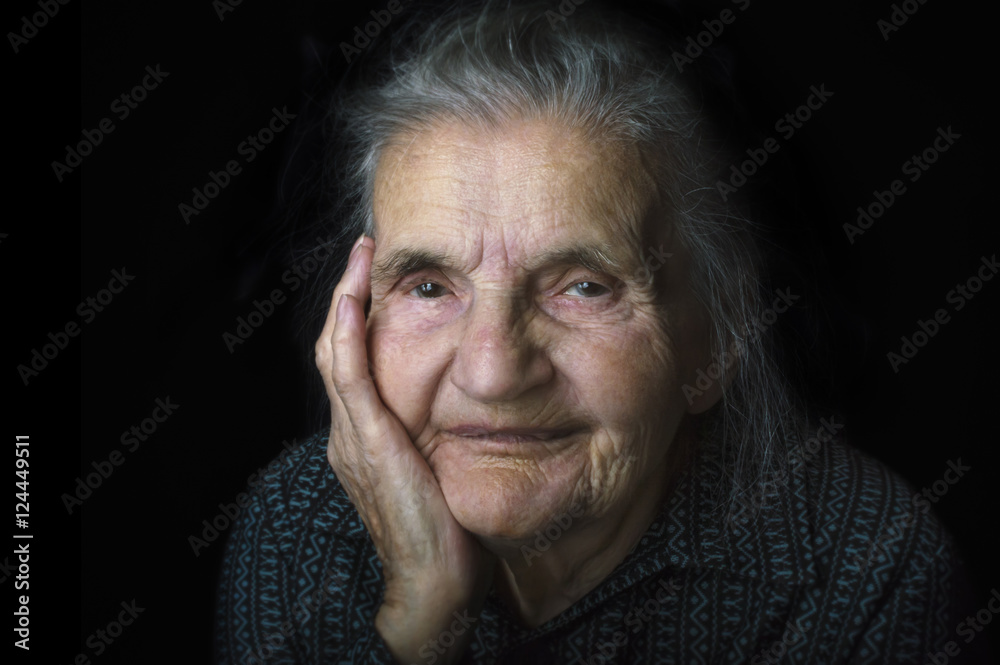 Obraz premium Portrait of a nostalgic elderly woman. Evoking the past.