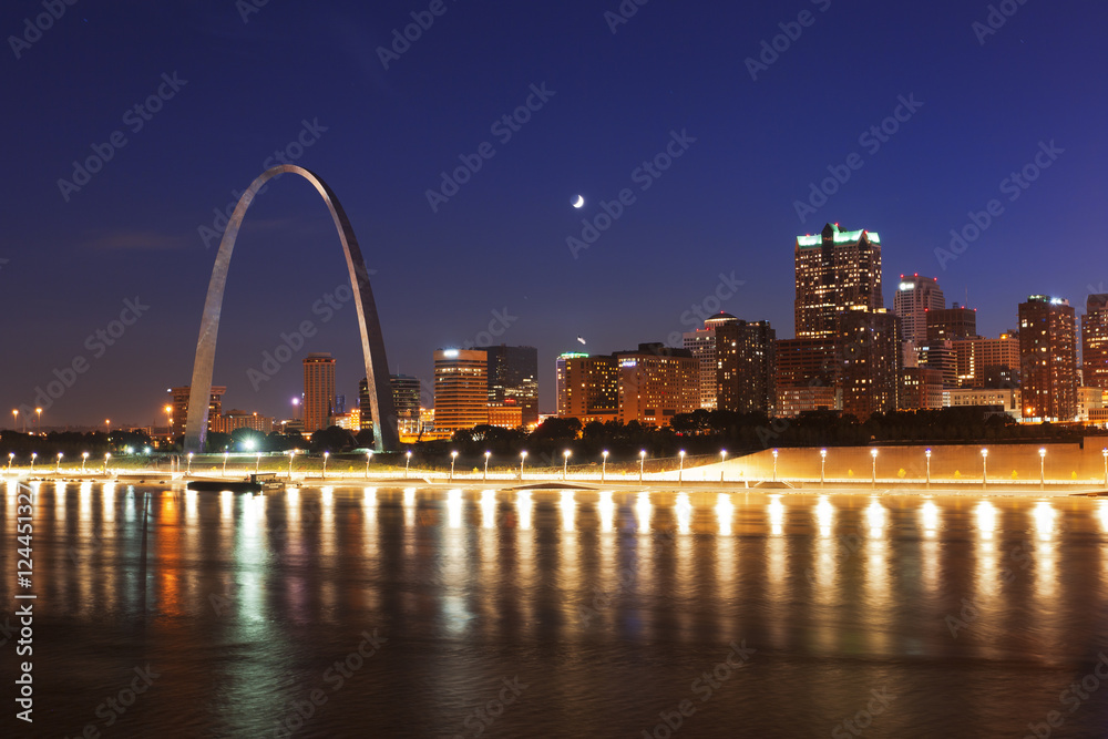 Skyline of downtown St. Louis with the St. Louis Arch, Gateway to the West, at sunset 