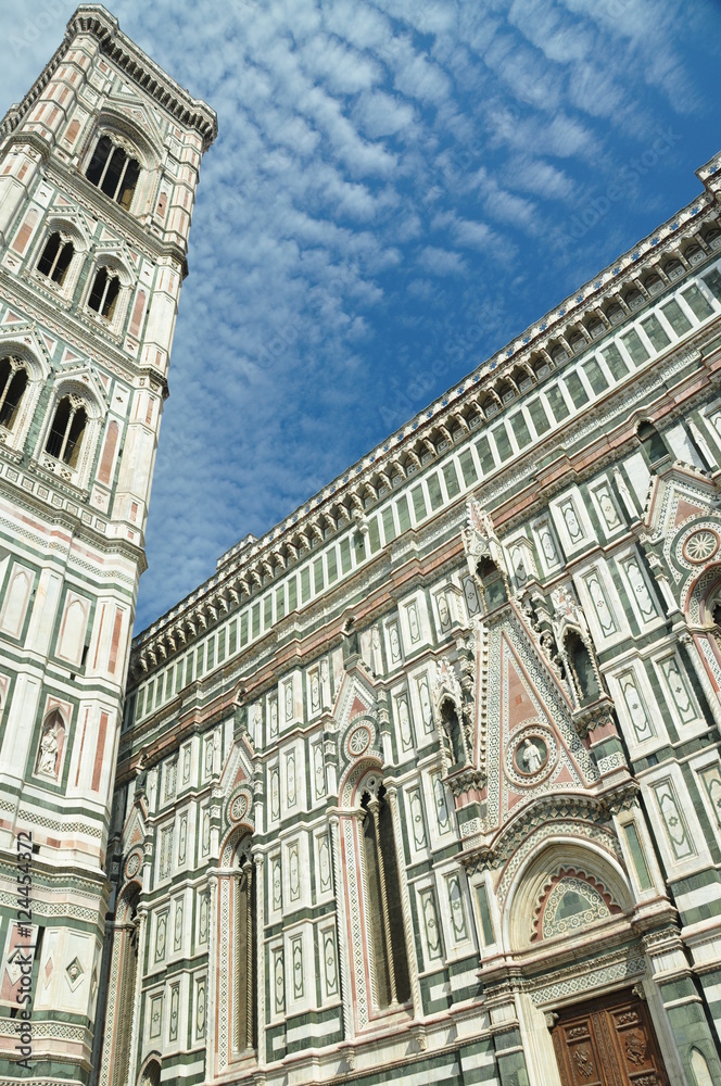Entrada lateral y torre, Duomo