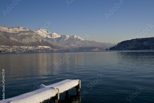 Lac avec ponton enneigé à Annecy,Haute Savoie