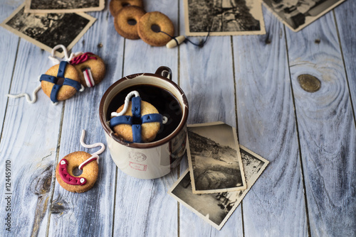 biscotti decorati come salvagenti da nave, uno galleggia in una tazza. Immagine orizzontale con vecchie fotografie ingiallite e alamaro photo