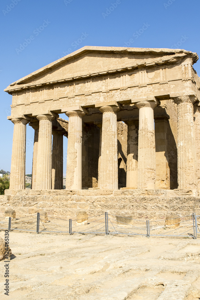 Fototapeta premium Temple of Concordia, a Greek temple in the Temple Valley (Valle dei Templi) in Agrigento, Sicily, Italy 