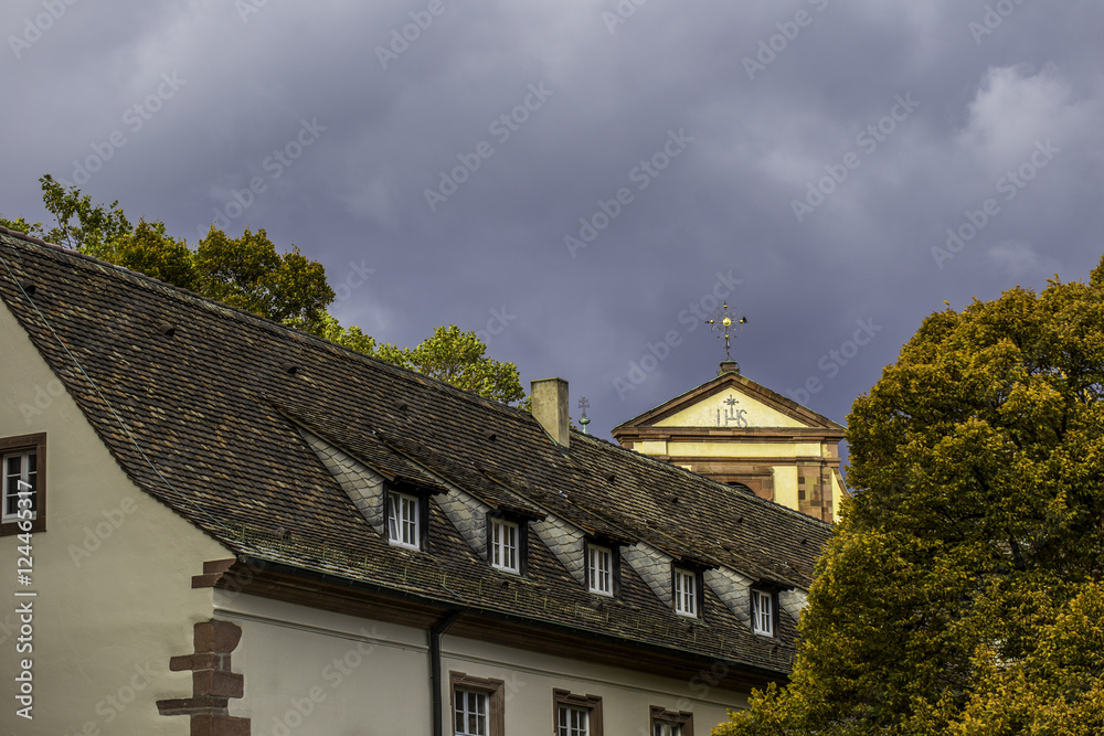 Fototapeta premium Unigebäude in Freiburg im Breisgau an einem Herbsttag