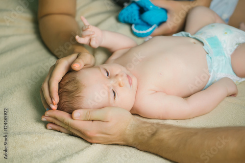Baby in parents hands © Volodymyr