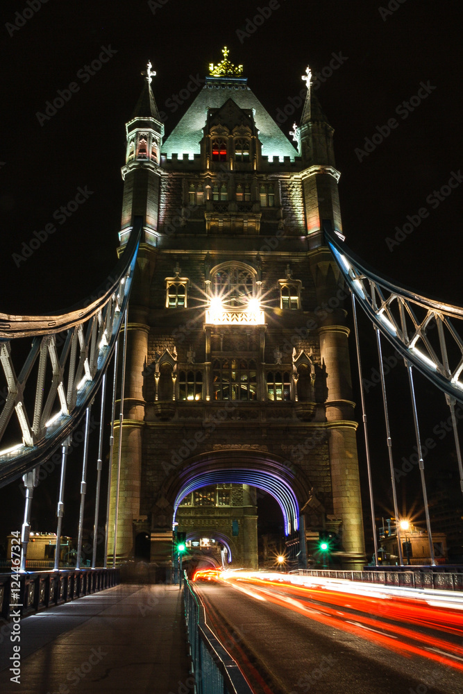 Obraz premium Tower bridge trails