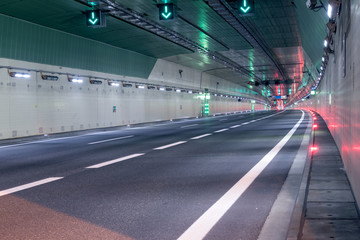 Fotobehang Tunnel Verlaten verkeerstunnel zonder auto's  © phokrates
