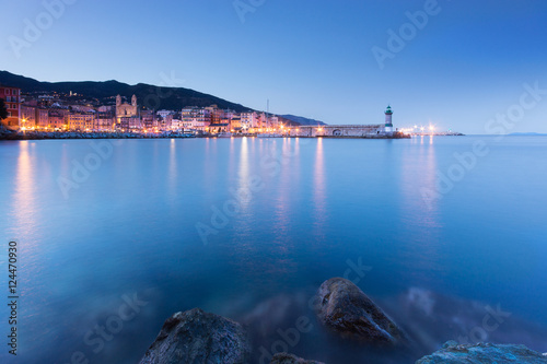 La ville de Bastia, Corse, au crépuscule