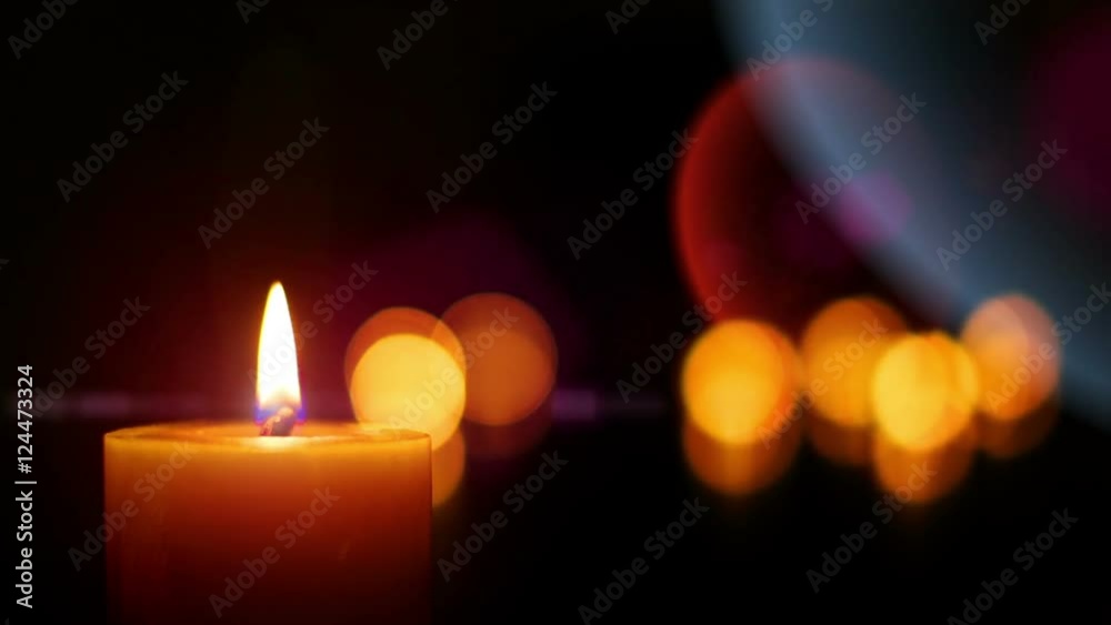 Kerze anzünden - adventskerze auf dunklem Hintergrund mit Unschärfe