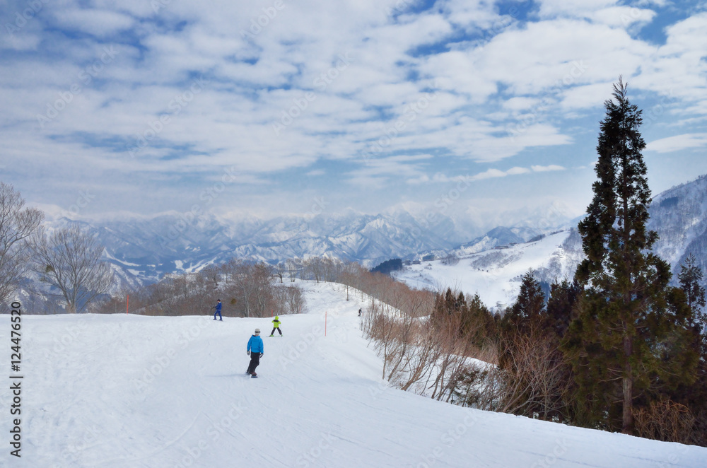 冬晴れのスキーゲレンデ