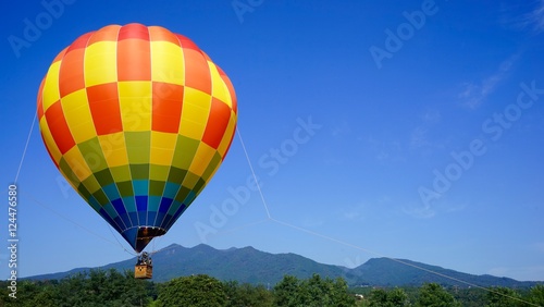 熱気球と子持山 © corosukechan3