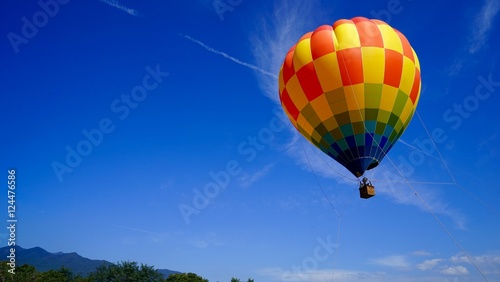 熱気球上昇イメージ © corosukechan3