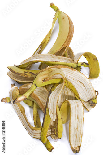 Банановая кожура на белом фоне
