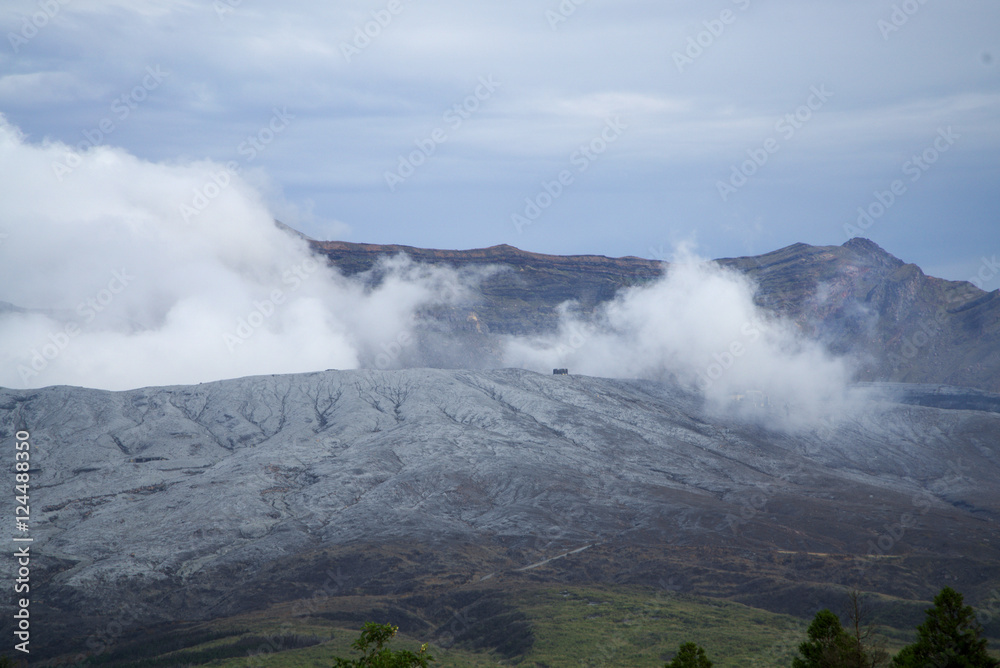 2016年10月8日の爆発的噴火から5日目の阿蘇山　中岳の噴煙