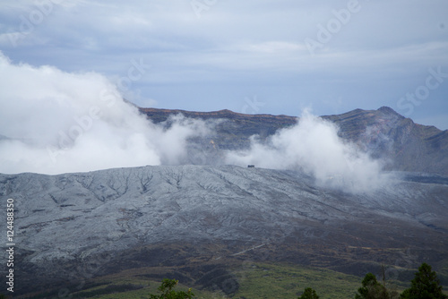2016年10月8日の爆発的噴火から5日目の阿蘇山　中岳の噴煙 © momo2oki