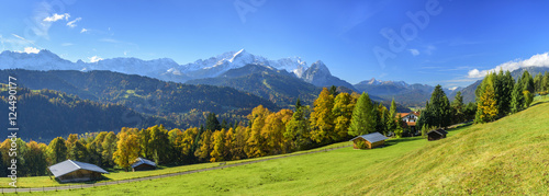 goldener Oktober am Wettersteingebirge in Oberbayern photo