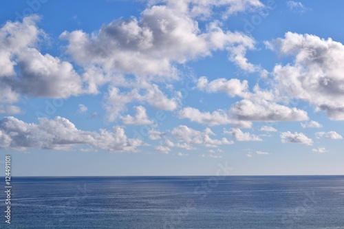 mare blu con cielo azzurro e nuvole