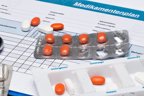 Medikamentenplan, mit Tabletten und Stethoskop photo