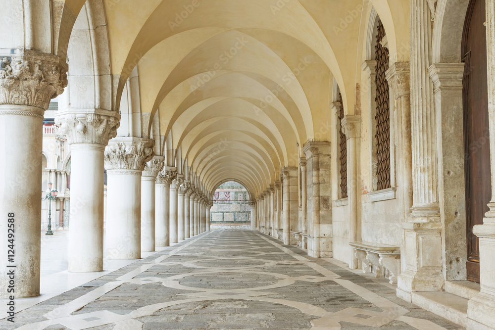 Obraz premium Brama pod Pałacem Dożów w San Marco Square (Wenecja, Włochy). Poziomo.