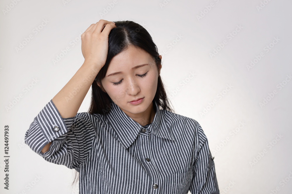 憂鬱な表情の女性