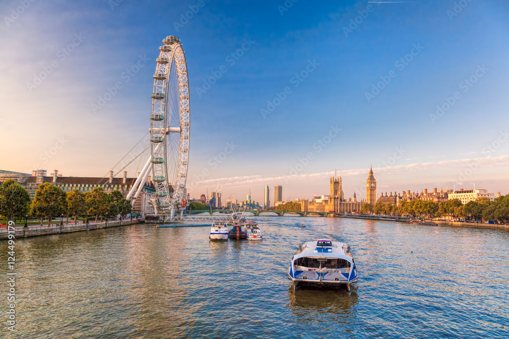 Naklejka premium Wschód słońca z Big Ben, Pałac Westminster, London Eye, Westminster Bridge, Thames River, Londyn, Anglia, Wielka Brytania.