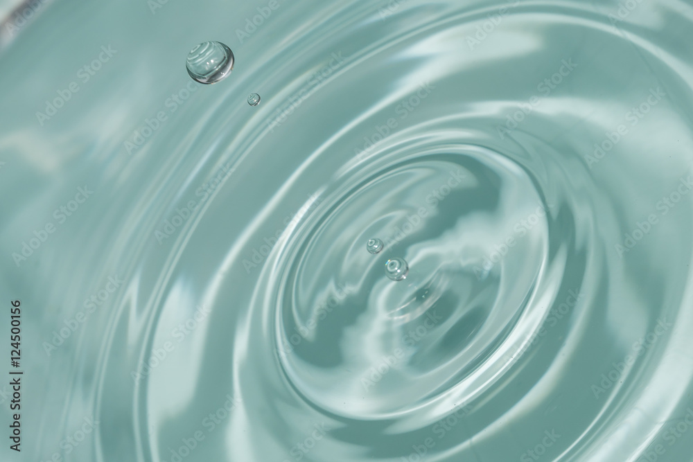 Wassertropfen als Tropfen im Wasser Wassertropfen als Tropfen im Wasser