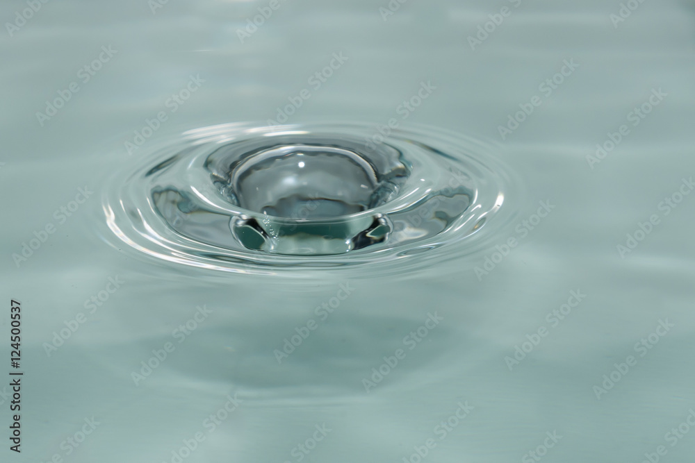 Wassertropfen als Tropfen im Wasser Wassertropfen als Tropfen im Wasser