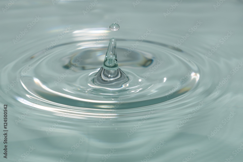Wassertropfen als Tropfen im Wasser Wassertropfen als Tropfen im Wasser
