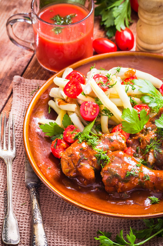 Chicken in tomato sauce with rice and green beans