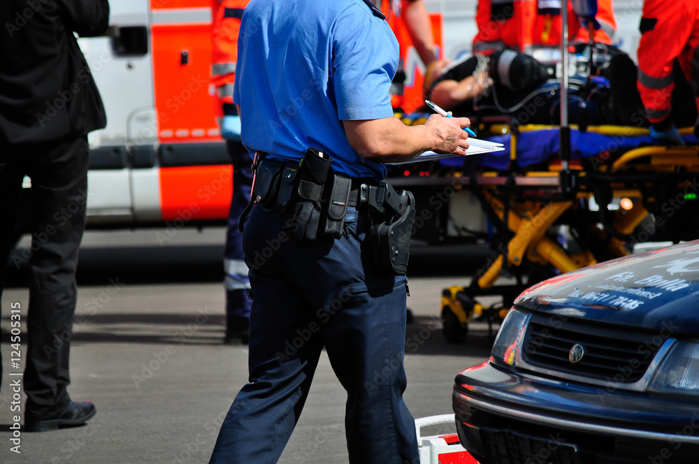 Polizist bei der Aufnahme eines Verkehrsunfalls Polizist bei der Aufnahme eines Verkehrsunfalls