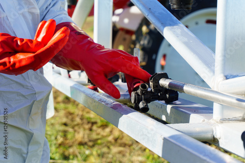 Regulation of sprayer nozzle