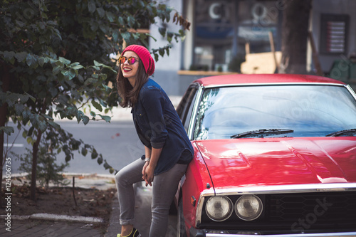 Pretty stylish woman standing by the retro car © Tinatin