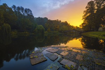Acrylglasbilder Stadt am Wasser Farbenfroher Sonnenaufgang im Herbstpark  © Mike Mareen
