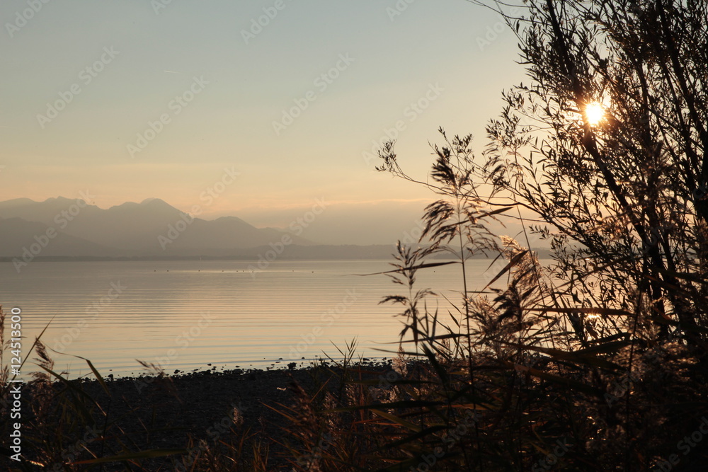 Naklejka premium Chiemsee mit Sonne und Berge im Herbst - Sonnenuntergang