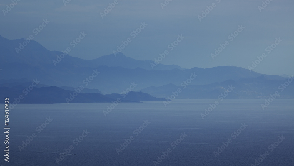 Lever du jour sur la Corse, ile de beauté bleue