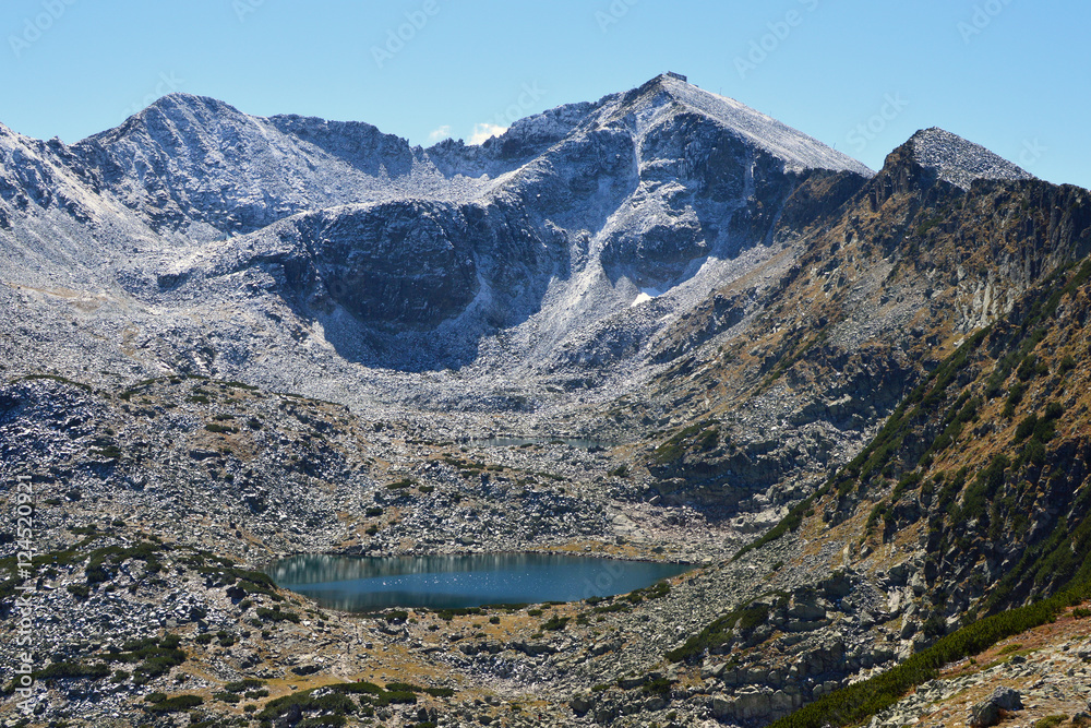 Obraz premium Musala, Rila Mountain, Bulgaria - the highest peak in the Balkan Peninsula. Sunny day. Late autumn. First snow is already fallen. 
