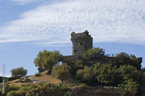 Château-fort sur une colline de la côte corse, France