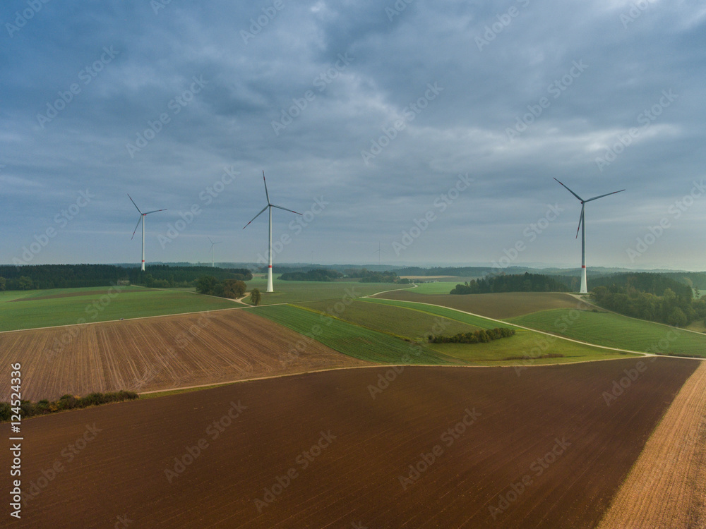Luftbild Drohnenflug über Windkraftwerk Windräder